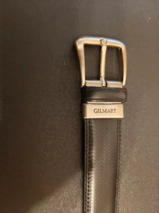 Conjunto de cinturónes de vestir marrón y negro.