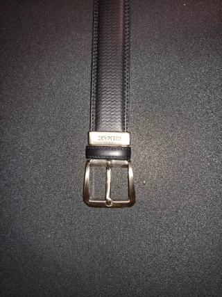 Conjunto de cinturónes de vestir marrón y negro.