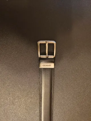 Conjunto de cinturónes de vestir marrón y negro.