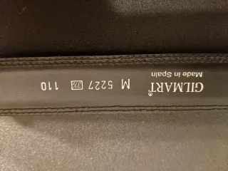 Conjunto de cinturónes de vestir marrón y negro.