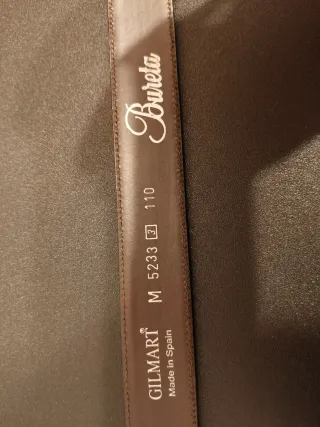 Conjunto de cinturónes de vestir marrón y negro.