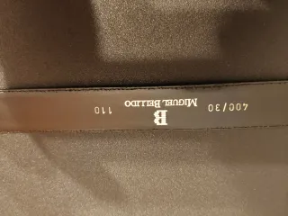 Conjunto de cinturónes de vestir marrón y negro.