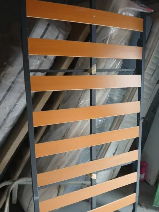 Materasso memory foam e somier con piedi