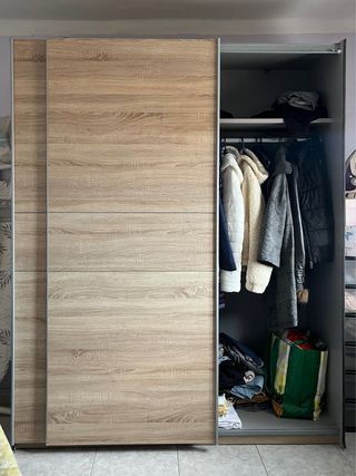 Guardaroba in rovere con porte scorrevoli