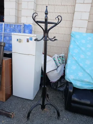 Perchero de madera y metal antiguo