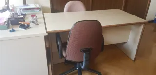 Mesa de oficina beige y marrón