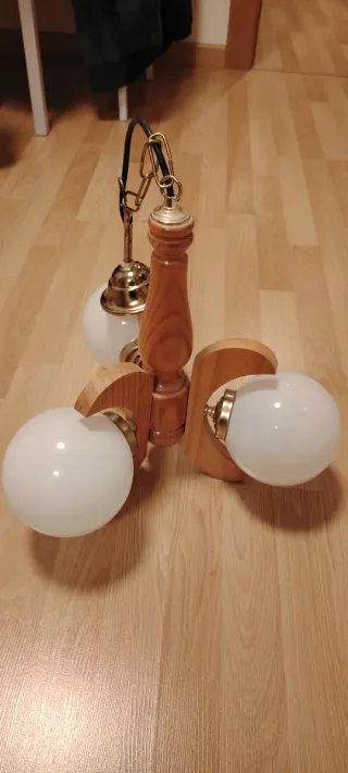 Lámpara de madera 3 brazos globos blancos