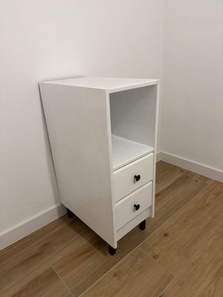 Mueble de almacenaje blanco con cajones