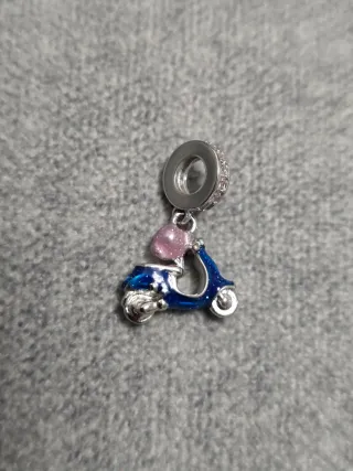 Charm moto azul y casco rosa.