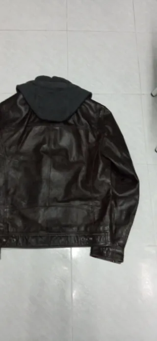 Cazadora de piel con capucha