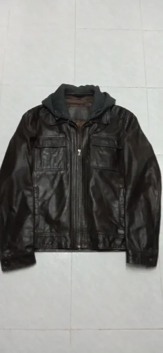 Cazadora de piel con capucha