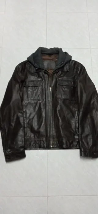 Cazadora de piel con capucha