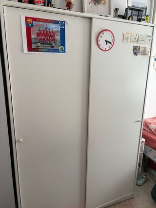 Guardaroba bianco con ante scorrevoli
