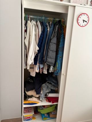 Guardaroba bianco con ante scorrevoli