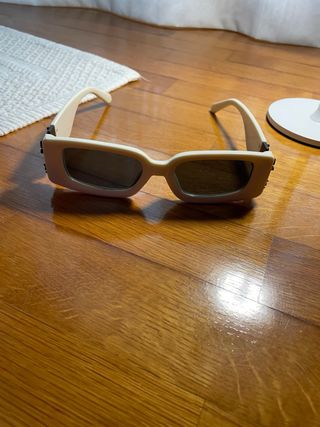 Occhiali da sole bianchi e neri