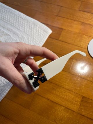 Occhiali da sole bianchi e neri