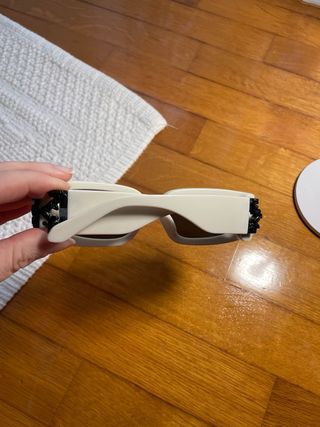 Occhiali da sole bianchi e neri