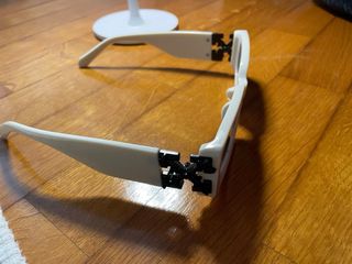 Occhiali da sole bianchi e neri