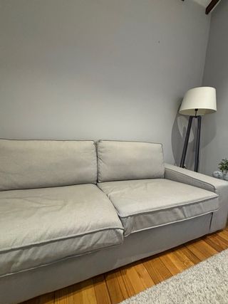 Sofá de tela gris claro