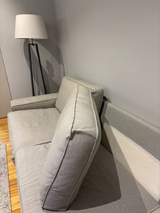 Sofá de tela gris claro