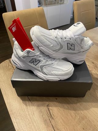 Zapatillas New Balance Blancas y Plateadas