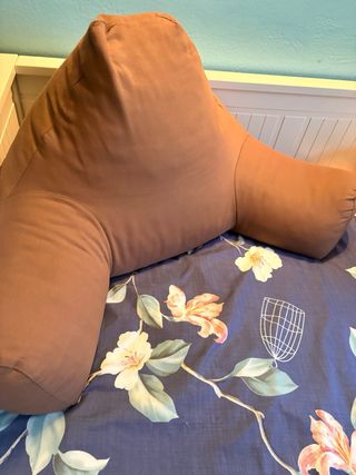 Almohada de lectura marrón