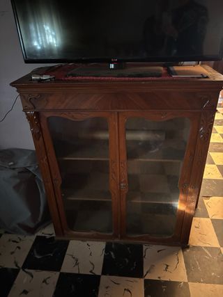 Mueble antiguo de madera y cristal