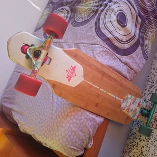 Longboard Dusters con ruedas rojas