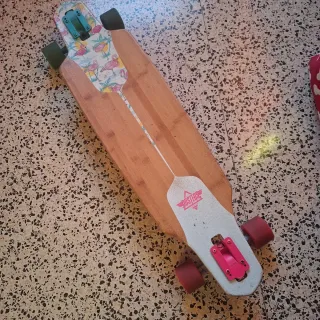 Longboard Dusters con ruedas rojas
