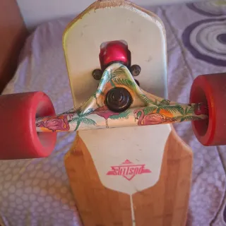 Longboard Dusters con ruedas rojas