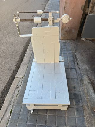 Báscula antigua restaurada y pintada