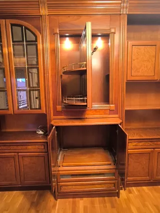 Mueble de salón de madera y cristal