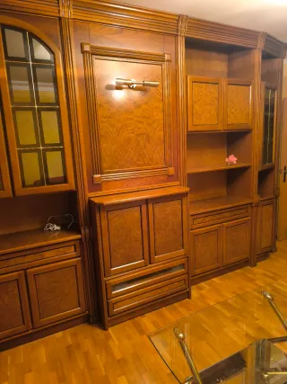 Mueble de salón de madera y cristal