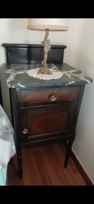 Mesita de noche antigua de madera y mármol