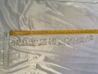 Tocado de evento plateado y blanco