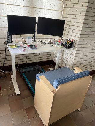 Escritorio ajustable y 2 monitores Dell con brazo