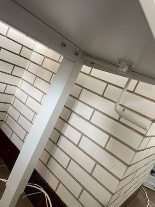 Escritorio ajustable y 2 monitores Dell con brazo