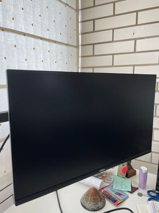 Escritorio ajustable y 2 monitores Dell con brazo