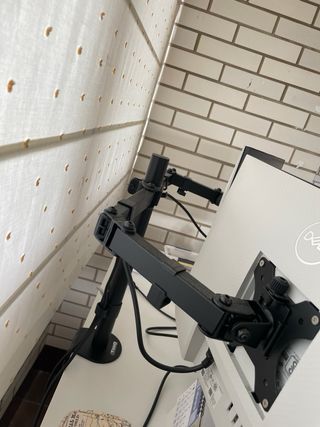 Escritorio ajustable y 2 monitores Dell con brazo