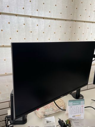 Escritorio ajustable y 2 monitores Dell con brazo