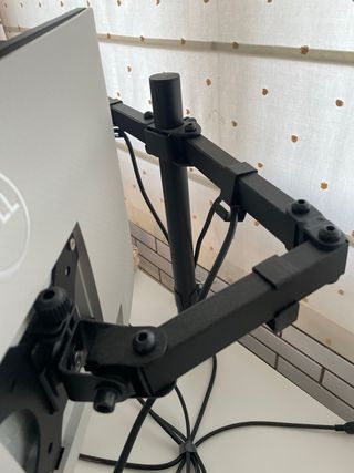 Escritorio ajustable y 2 monitores Dell con brazo