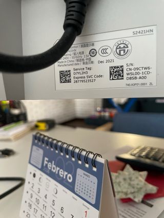 Escritorio ajustable y 2 monitores Dell con brazo