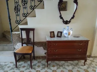 Muebles de dormitorio: cómodas, armario, mesillas.