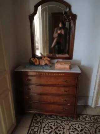 Muebles de dormitorio: cómodas, armario, mesillas.