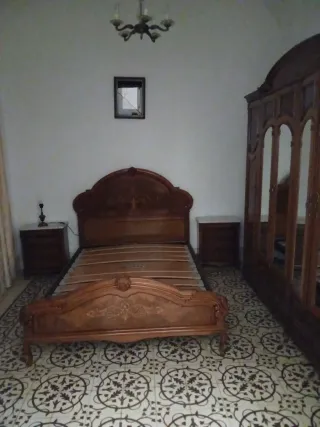 Muebles de dormitorio: cómodas, armario, mesillas.