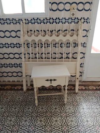 Muebles de dormitorio: cómodas, armario, mesillas.