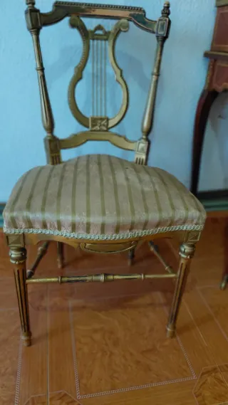 Silla estilo Luis XVI dorada
