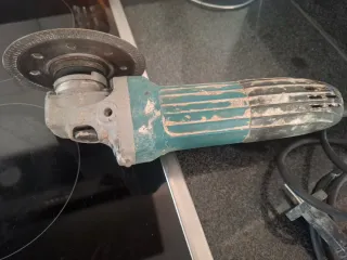 Radial Makita GA4530R Necesita una limpieza