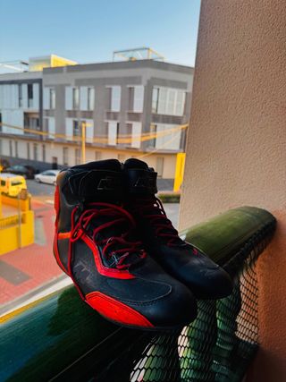 Botas de moto Alpinestars negras y rojas