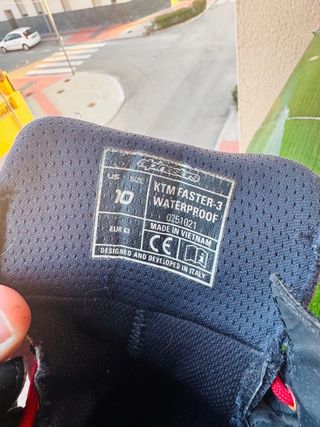 Botas de moto Alpinestars negras y rojas